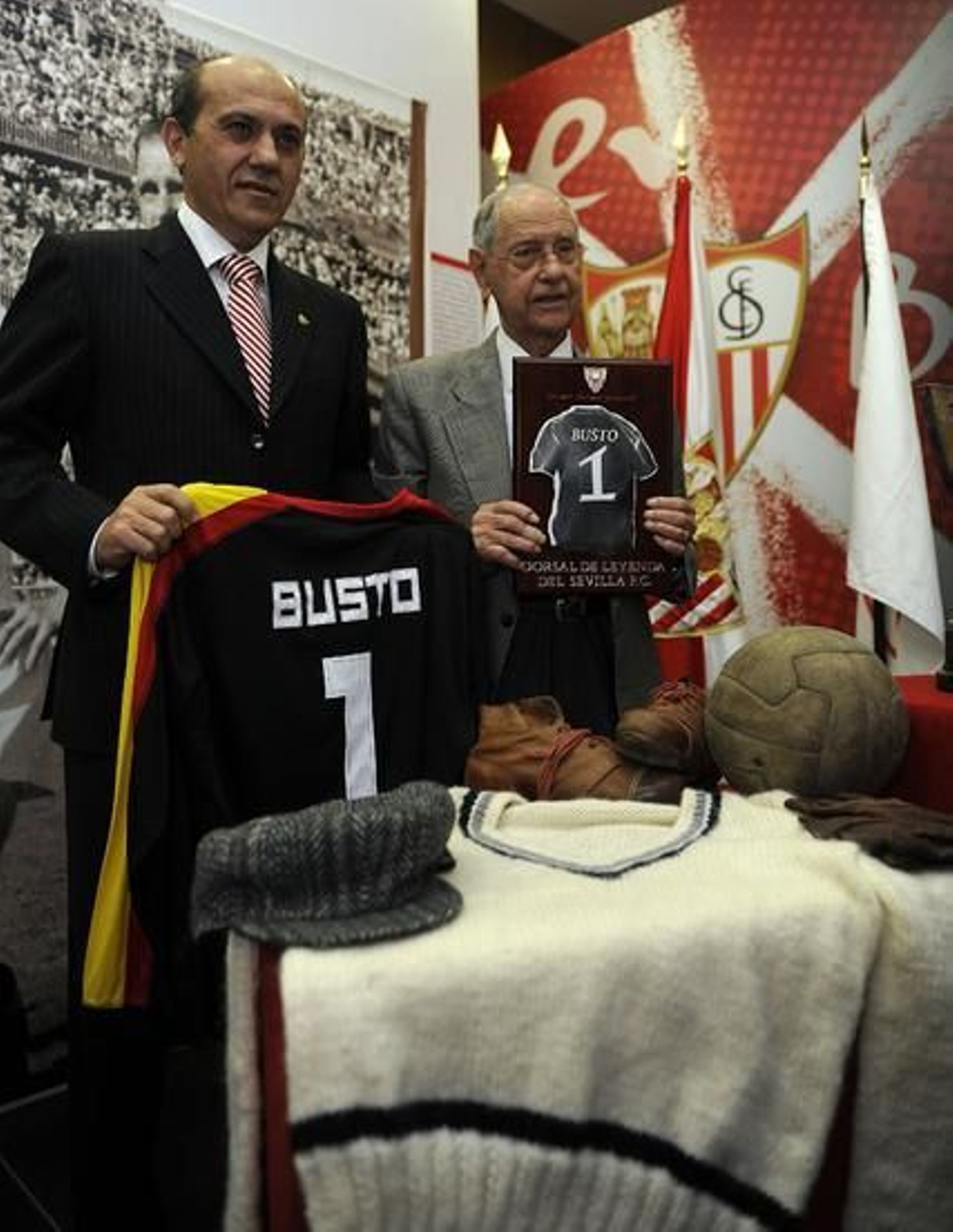 El Sevilla entrega el segundo 'Dorsal de Leyenda' al ex portero Busto