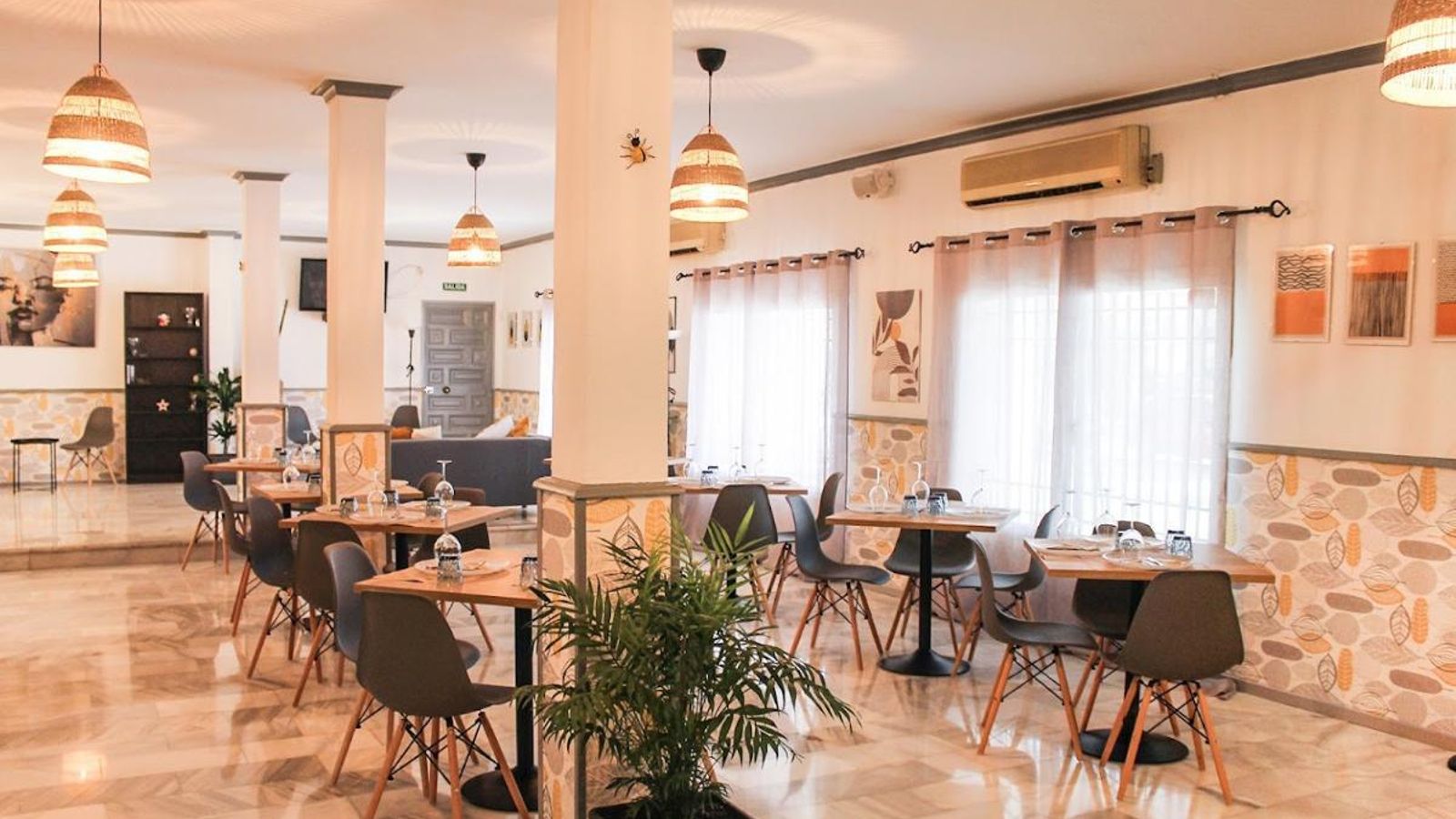 Imagen del interior del comedor del restaurante vía Sevilla-Cádiz