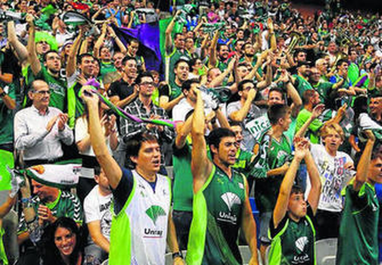 La afición apoya durante el 'play off'.