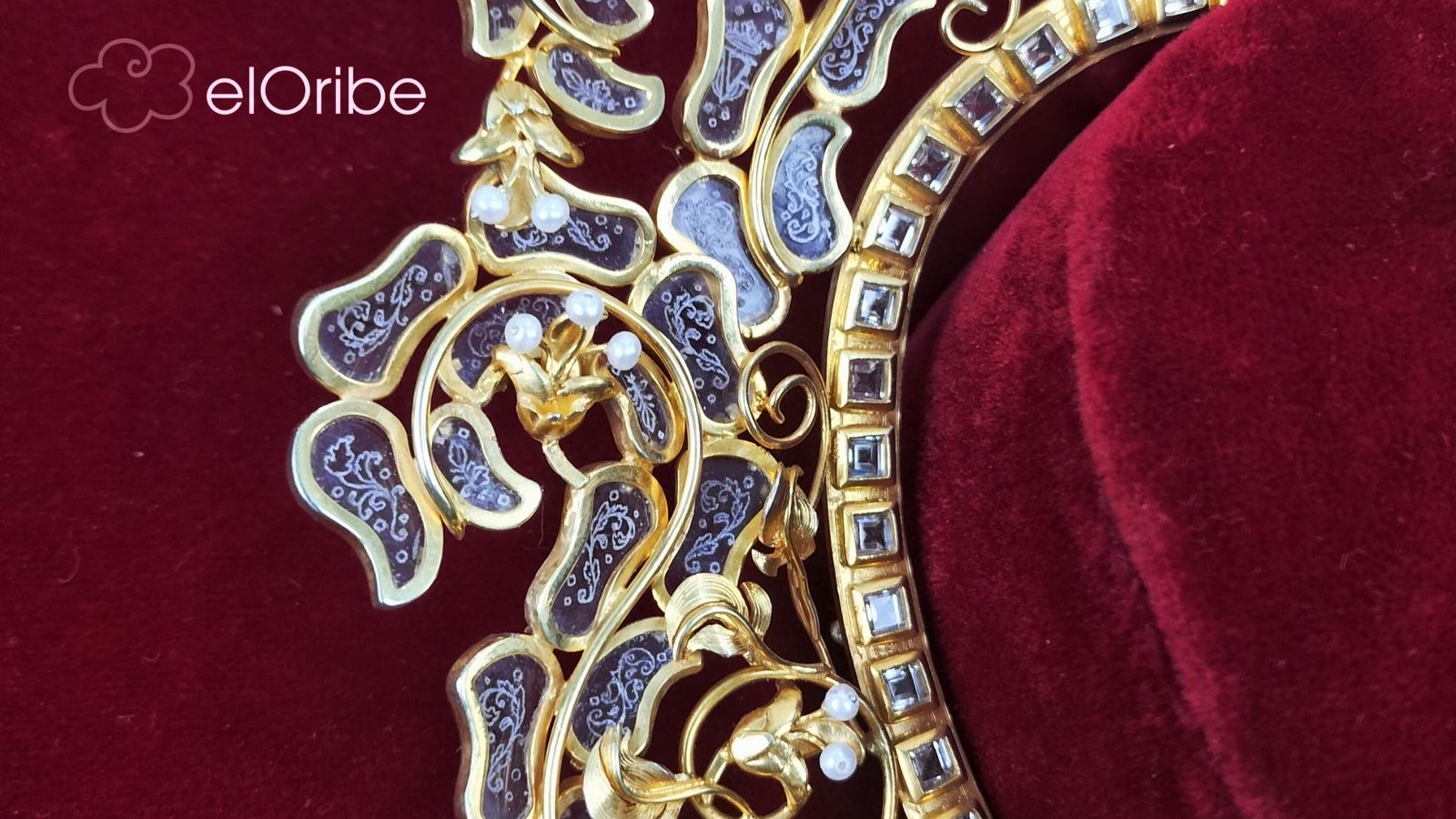 Detalle del rostrillo, donde se observa el empleo de cristal grabado.