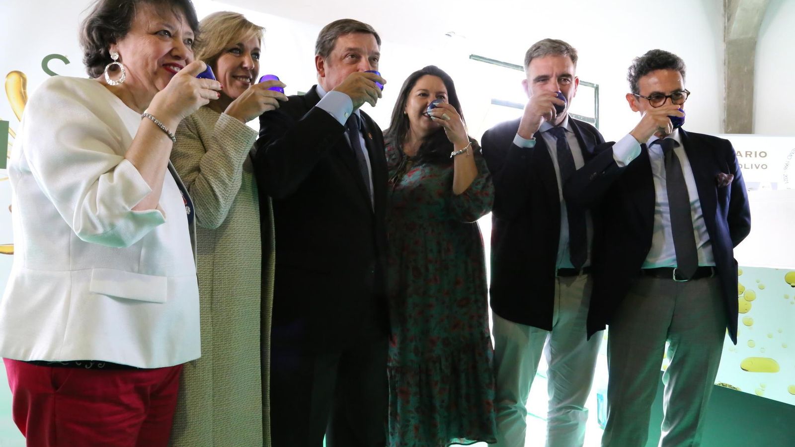 Las autoridades, durante una cata de aceite de oliva.