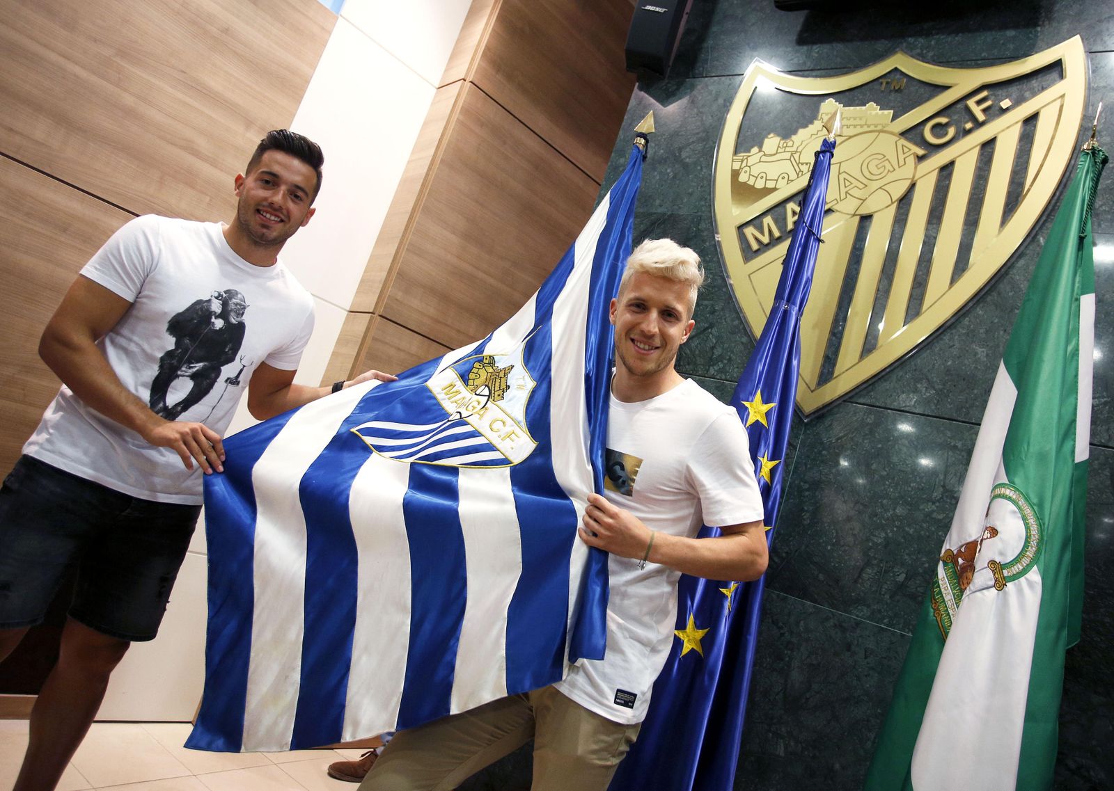 Jony y Keko posan, durante el día de su presentación, junto a la bandera del Málaga en La Rosaleda.
