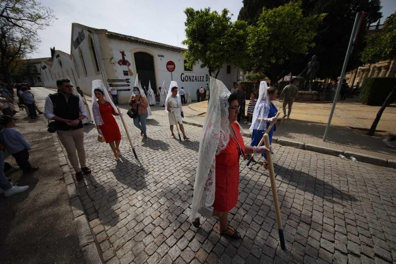 Las imágenes de la salida procesional de la hermandad del Resucitado.