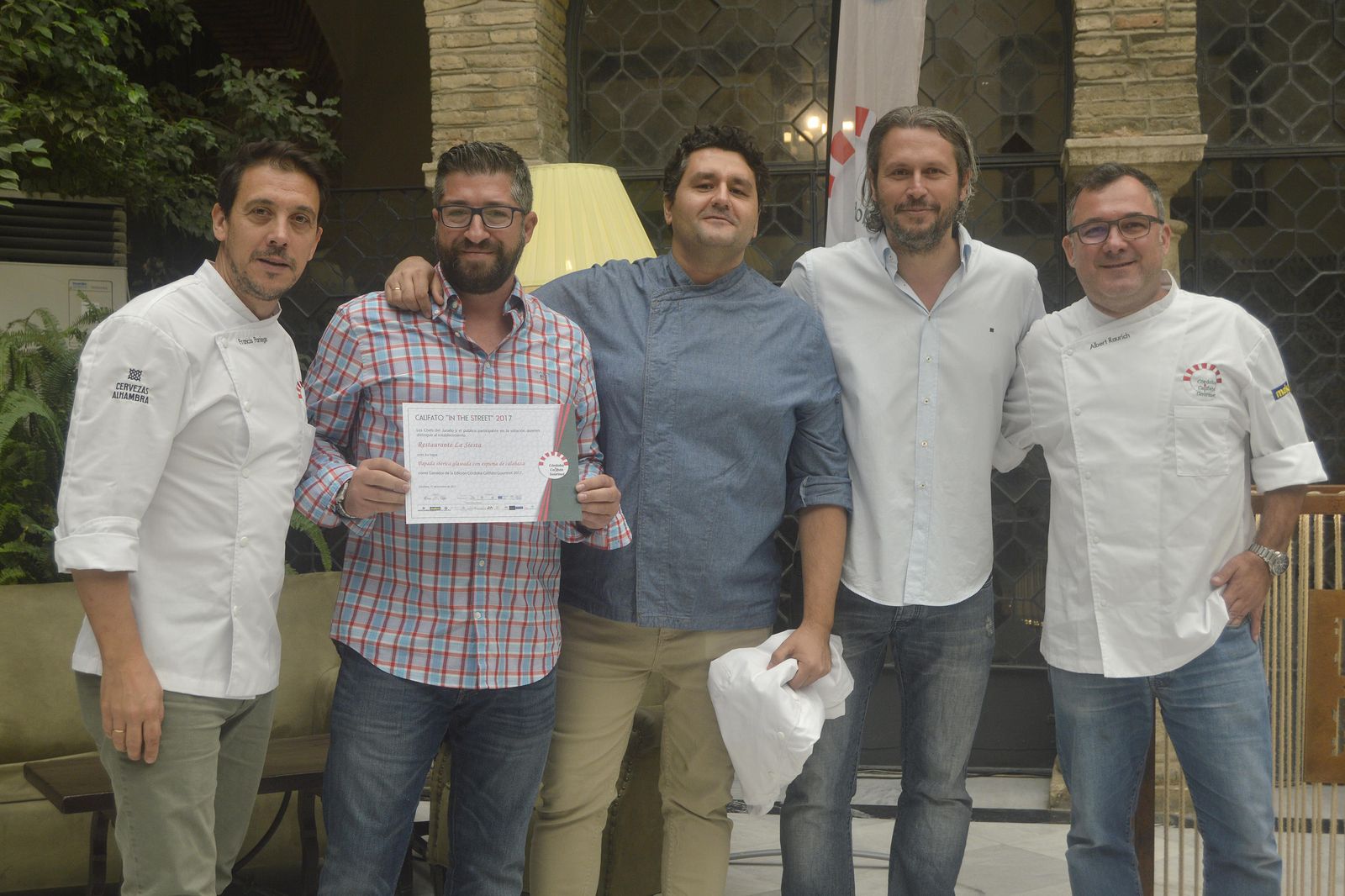 Integrantes de La Siesta, con los chefs Francis Paniego y Albert Raurich (con chaquetilla).