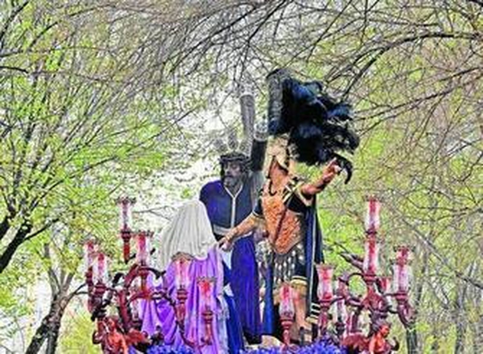 El paso de misterio de la Hermandad de La Candelaria, entre la masa de árboles que anuncian su llegada a la calle Pizarro.