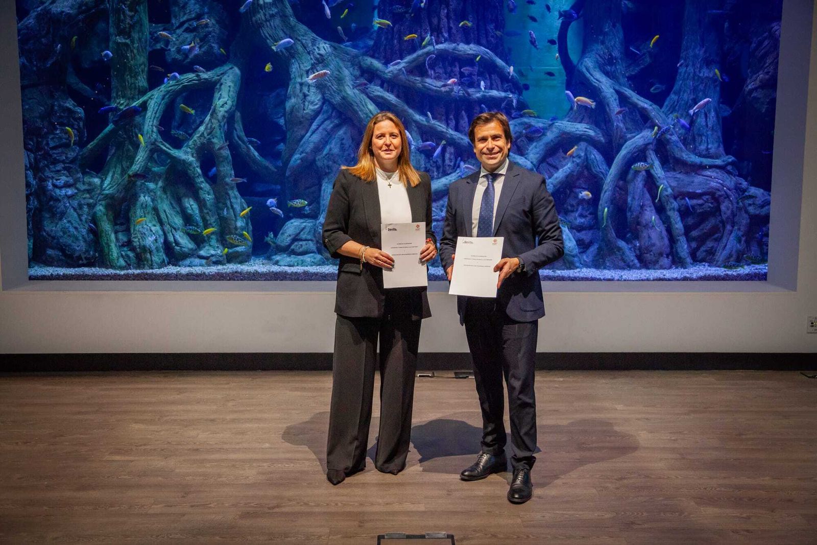 La delegada de Turismo Angie Moreno y el presidente de ASET, Jorge Robles.