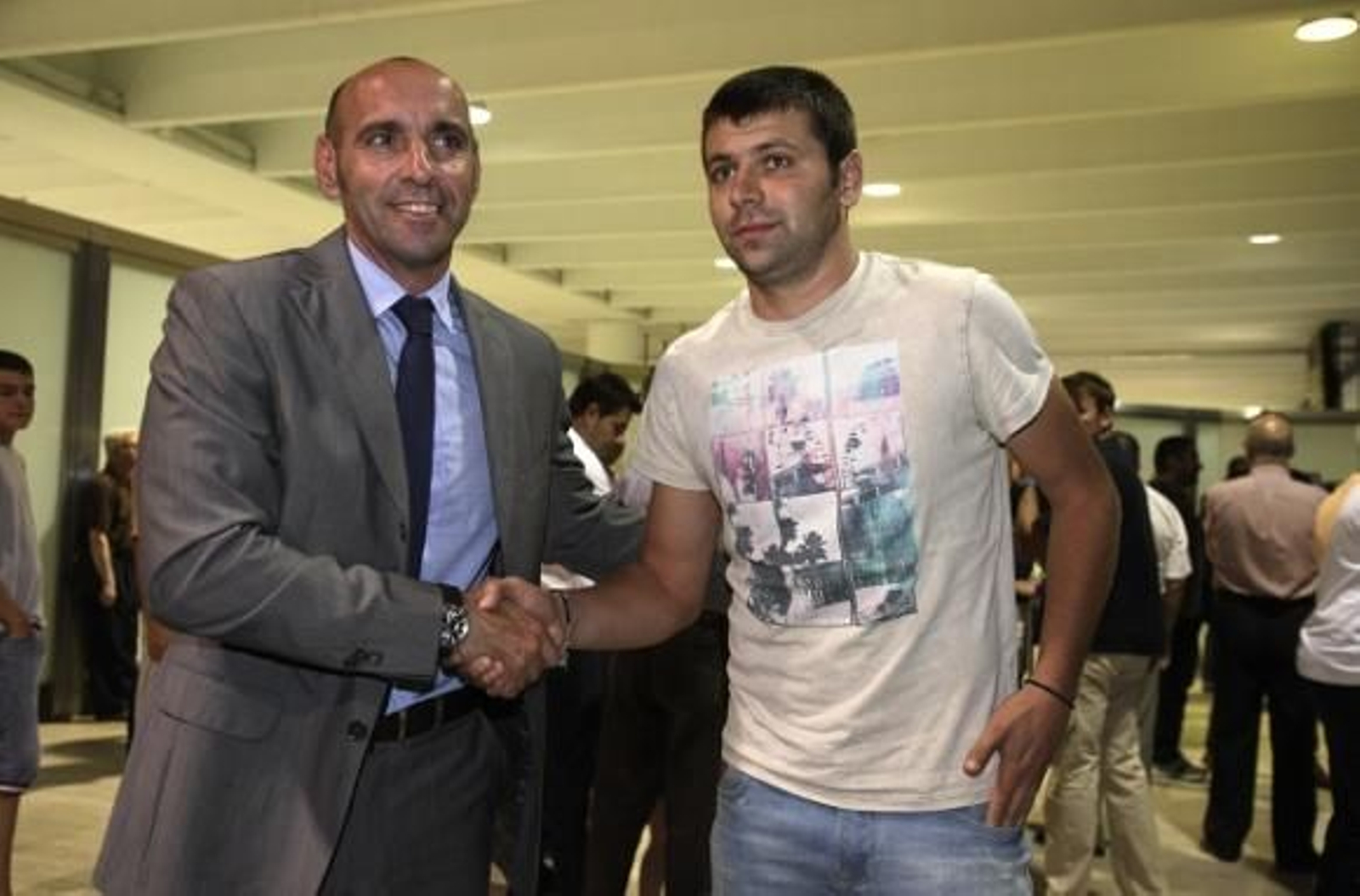 Un médico externo al Sevilla descarta que la rodilla de Rusescu sea "de riesgo"