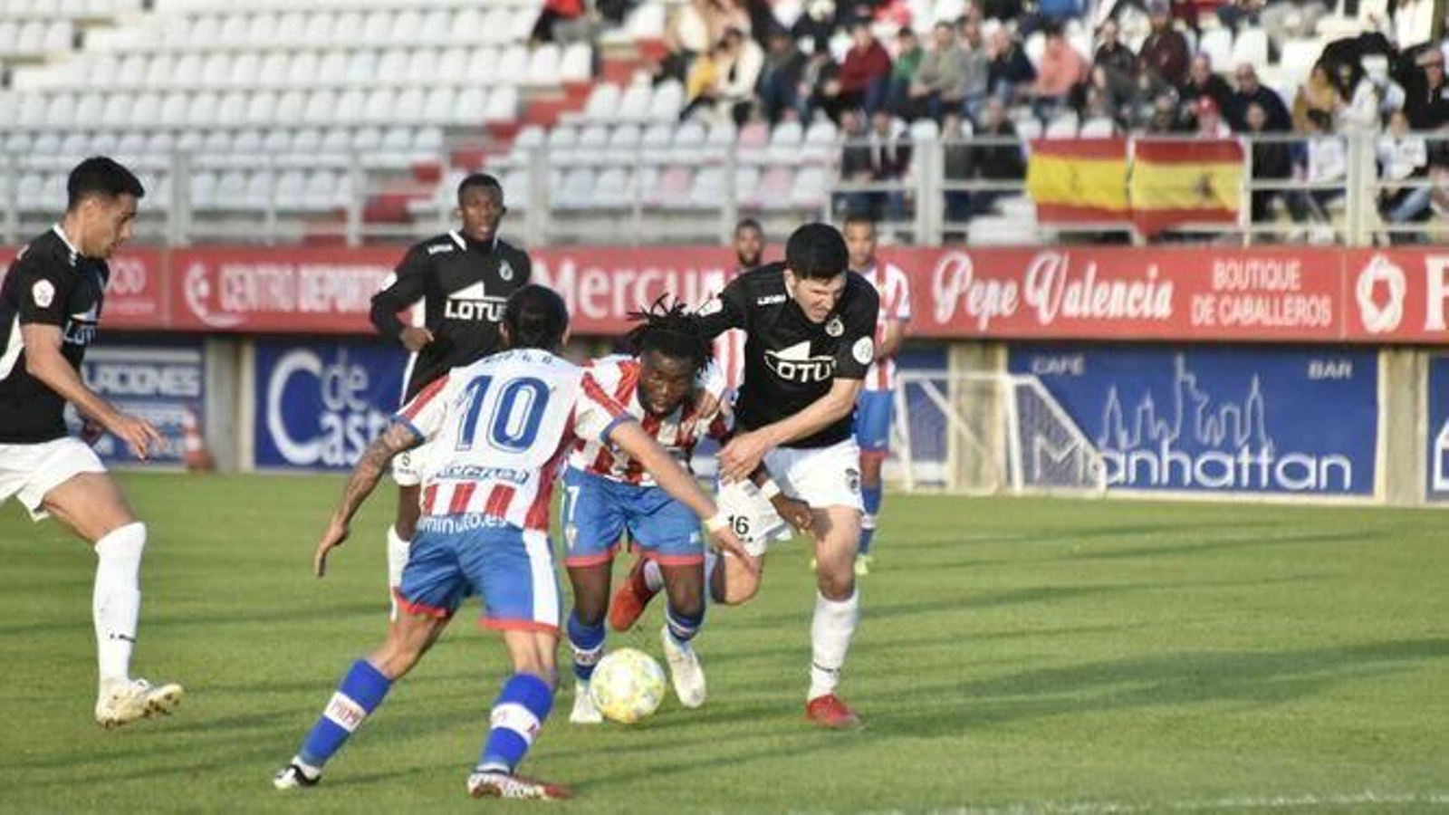 El balono Albisua sujera al algecirista Karim en el Algeciras-Balona del pasado mes de diciembre