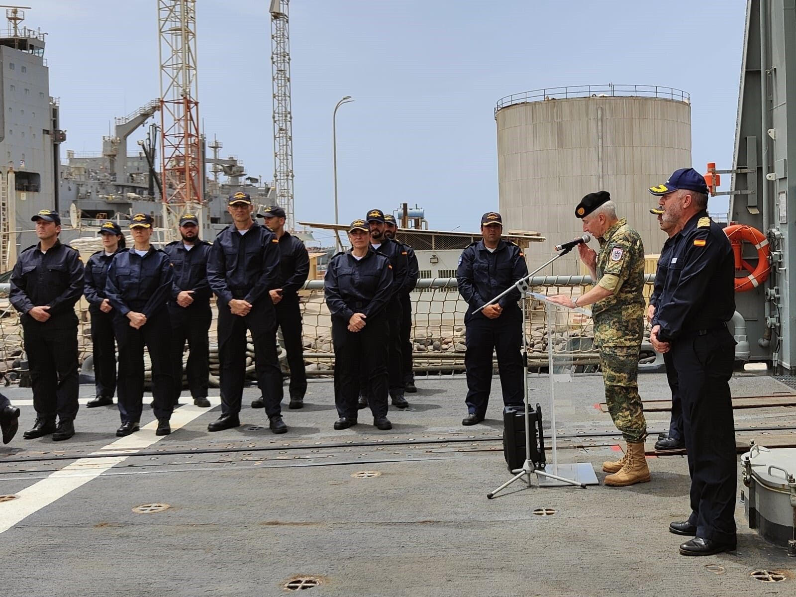 El general durante su visita a la fragata Numancia.