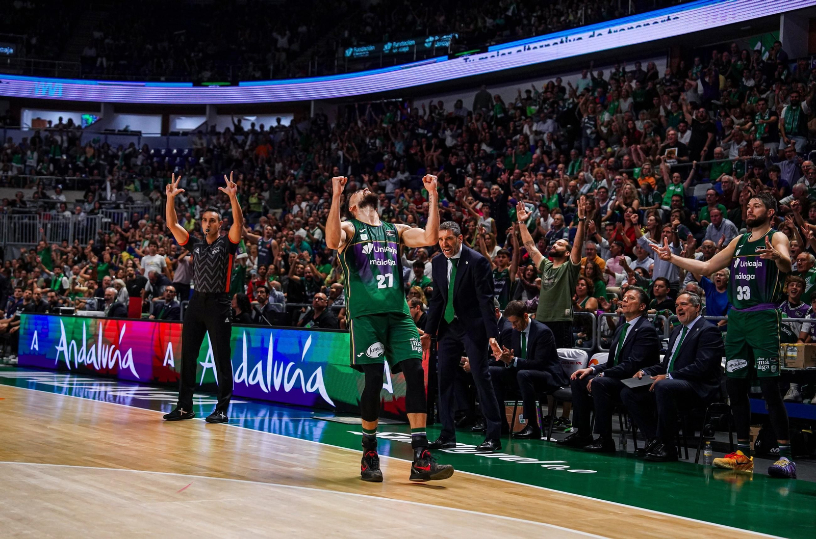 Chris Duarte celebra un triple.