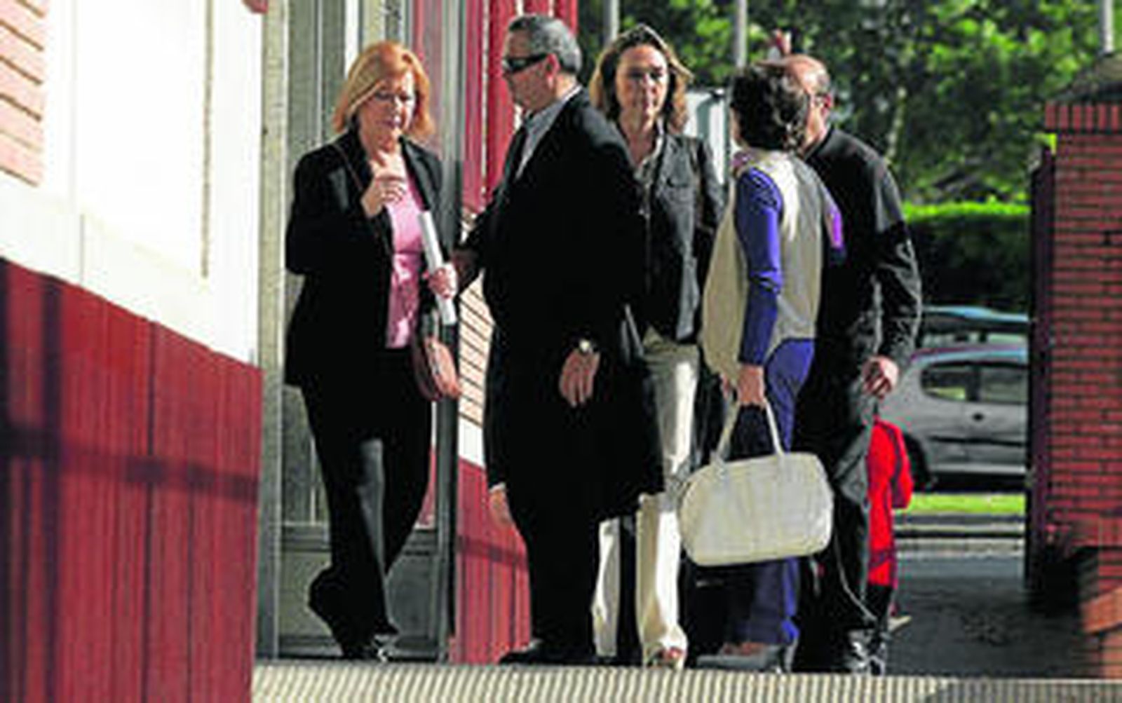 El hermano Manuel Ortiz (con gafas de sol), ayer a su llegada al palacio de Justicia.
