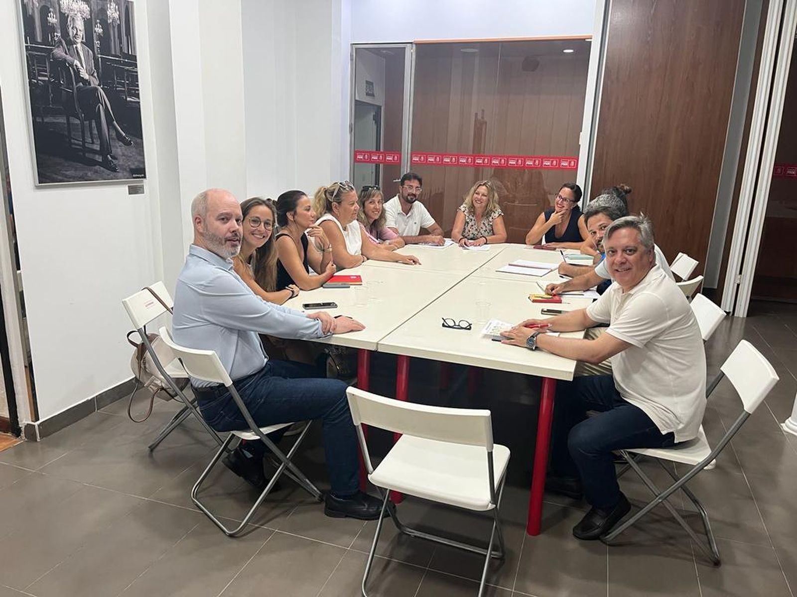Miembros del PSOE y de la Coordinadora de la Escuela Pública, en un momento de la reunión.