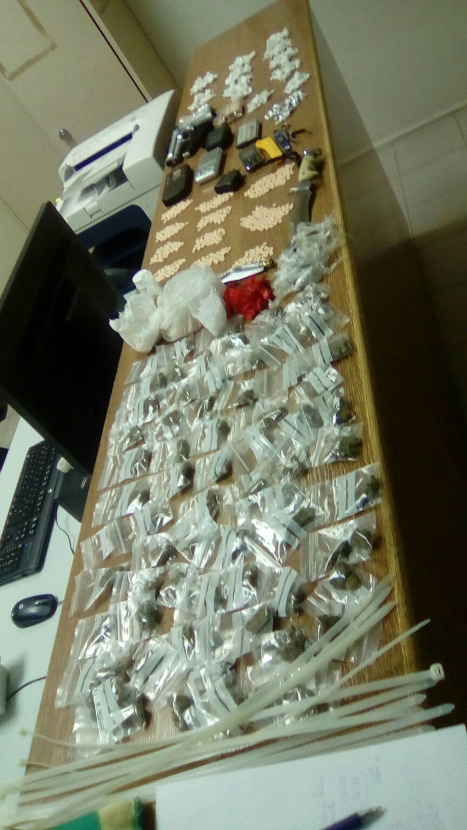 Contenido de la mochila intervenida al condenado