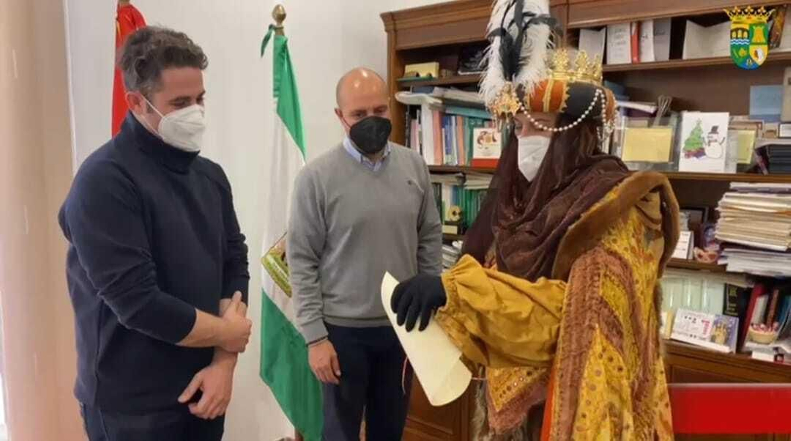 Uno de los Reyes Magos recibe el pasaporte Covid en Otura.