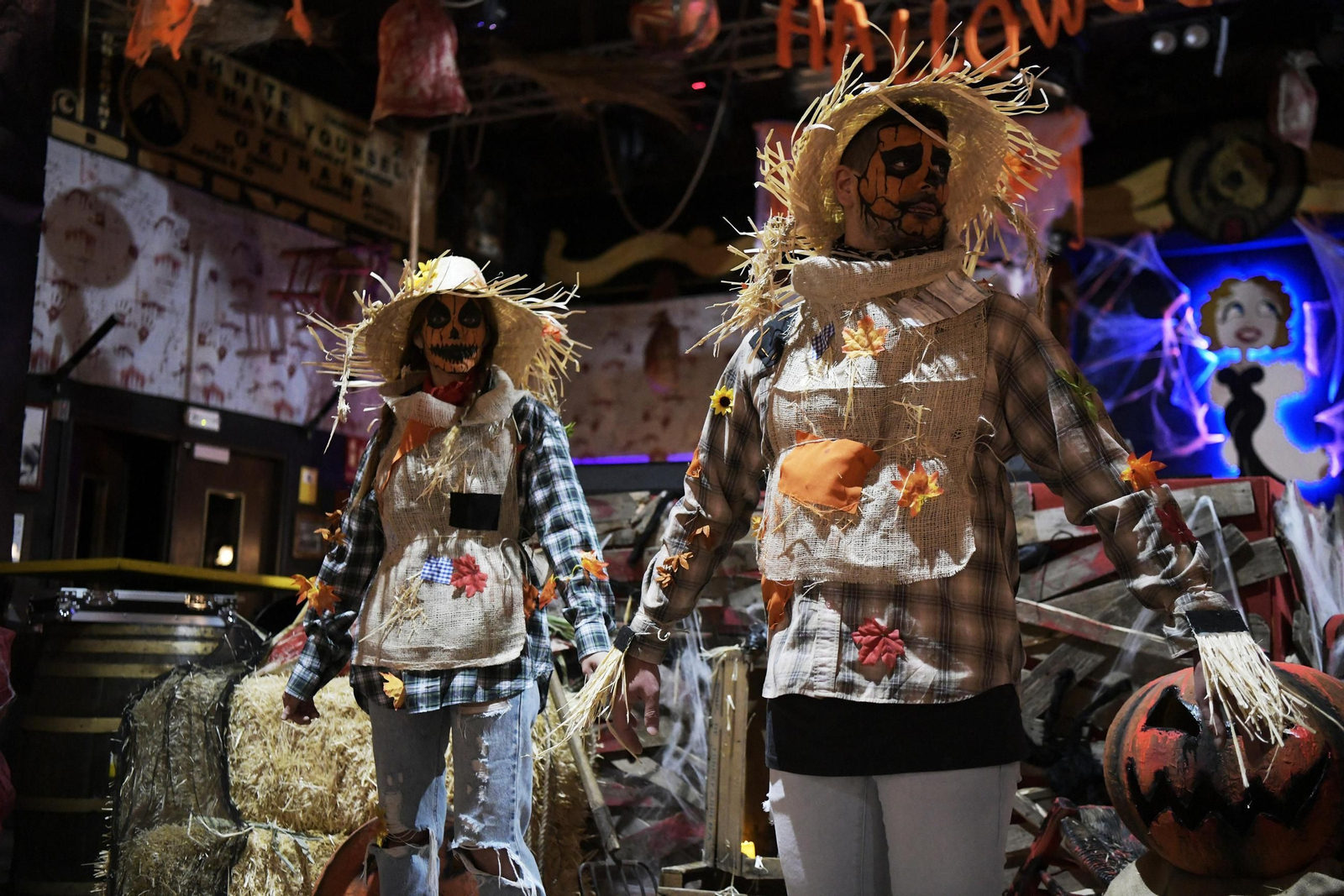 Dos personas disfrazadas pasean por Granada en la noche de Hallowen del año pasado.