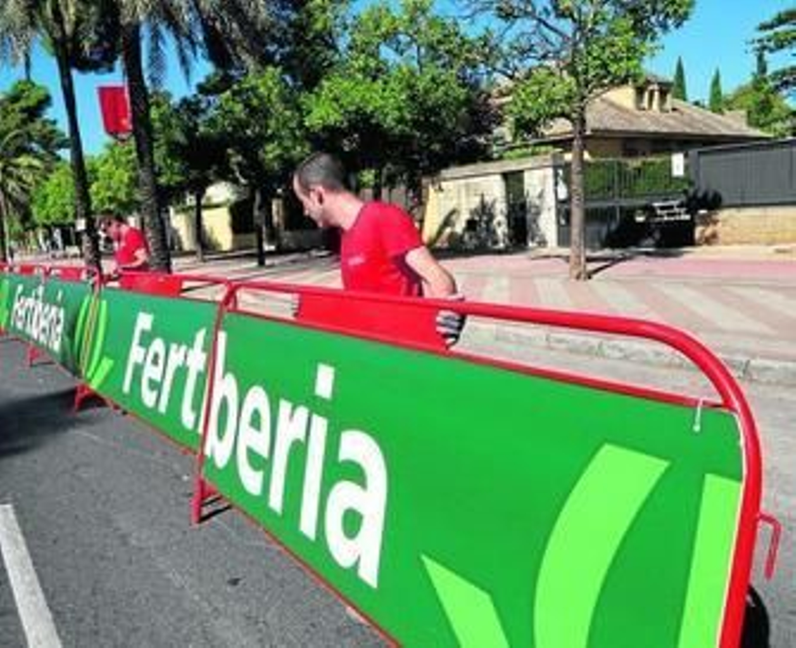 Operarios de La Vuelta colocan ayer vallas en la avenida Alcalde Álvaro Domecq.