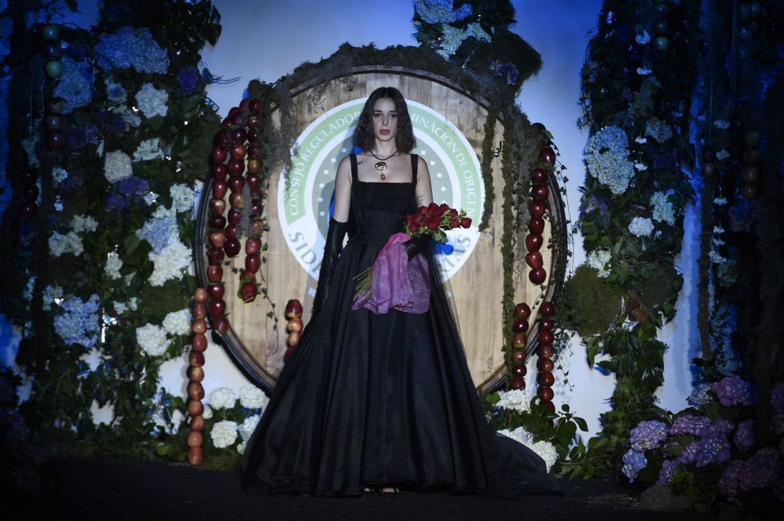 Con un traje de novia negro y un ramo de rosas rojas, así homenajeó a Bimba en la MBMFW.