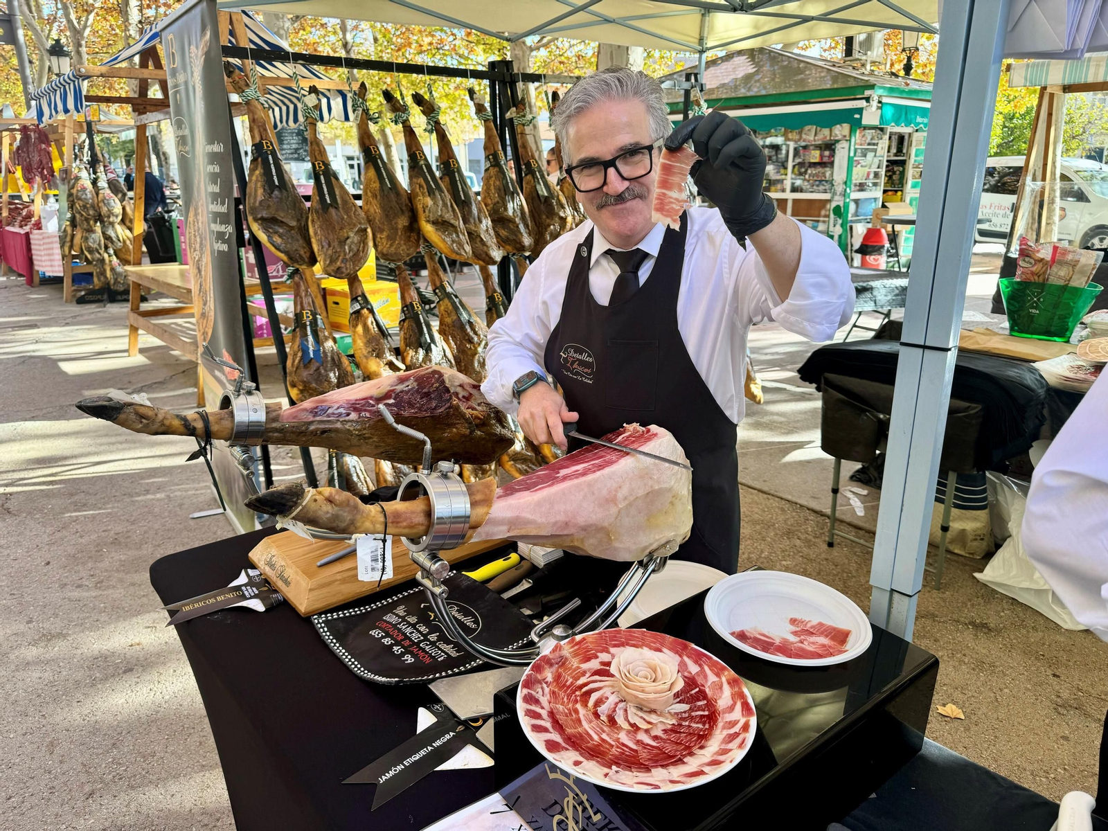 Uno de los cortadores de jamón en Campillos.