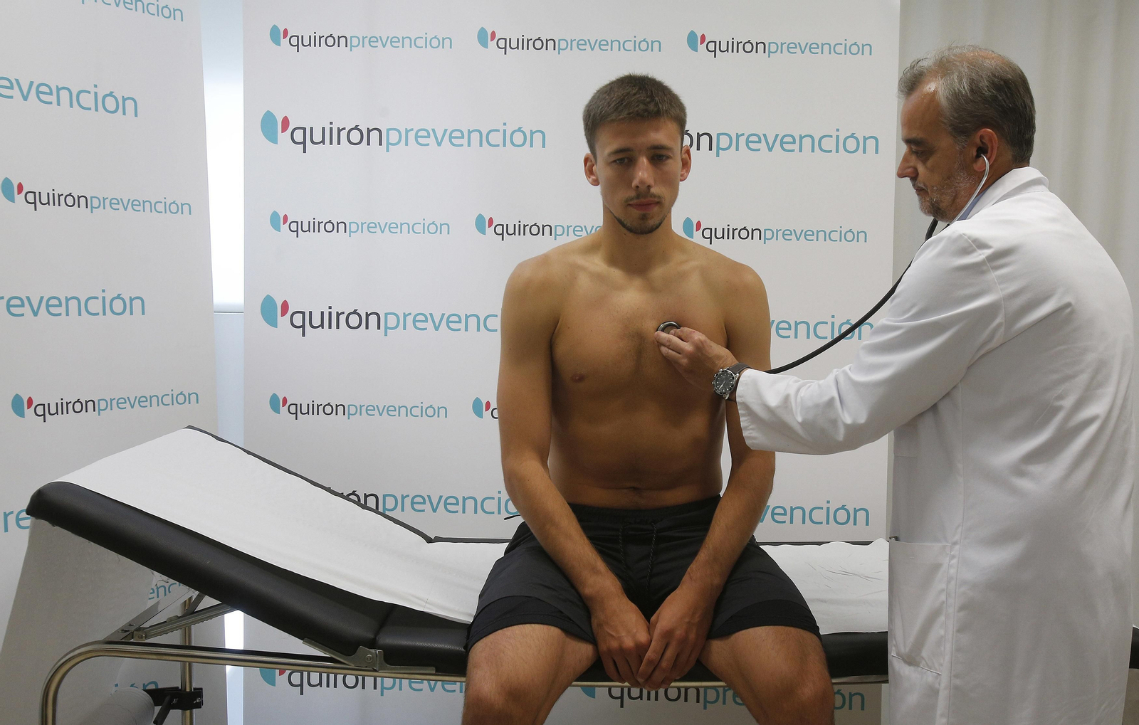 Lenglet pasa el reconocimiento médico.