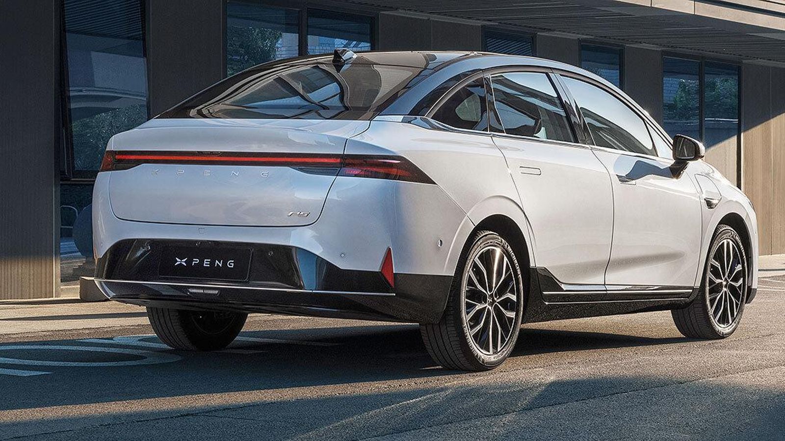 Con el P5 Xpeng cubre el hueco de los sedanes de tamaño medio ofreciendo ya conducción autónoma. Ha sido el primer automóvil producido masivamente en contar con el sensor LiDAR.