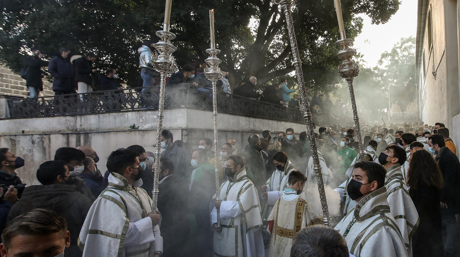Gran ambiente cofrade en el traslado de la Virgen de la Esperanza a la Catedral