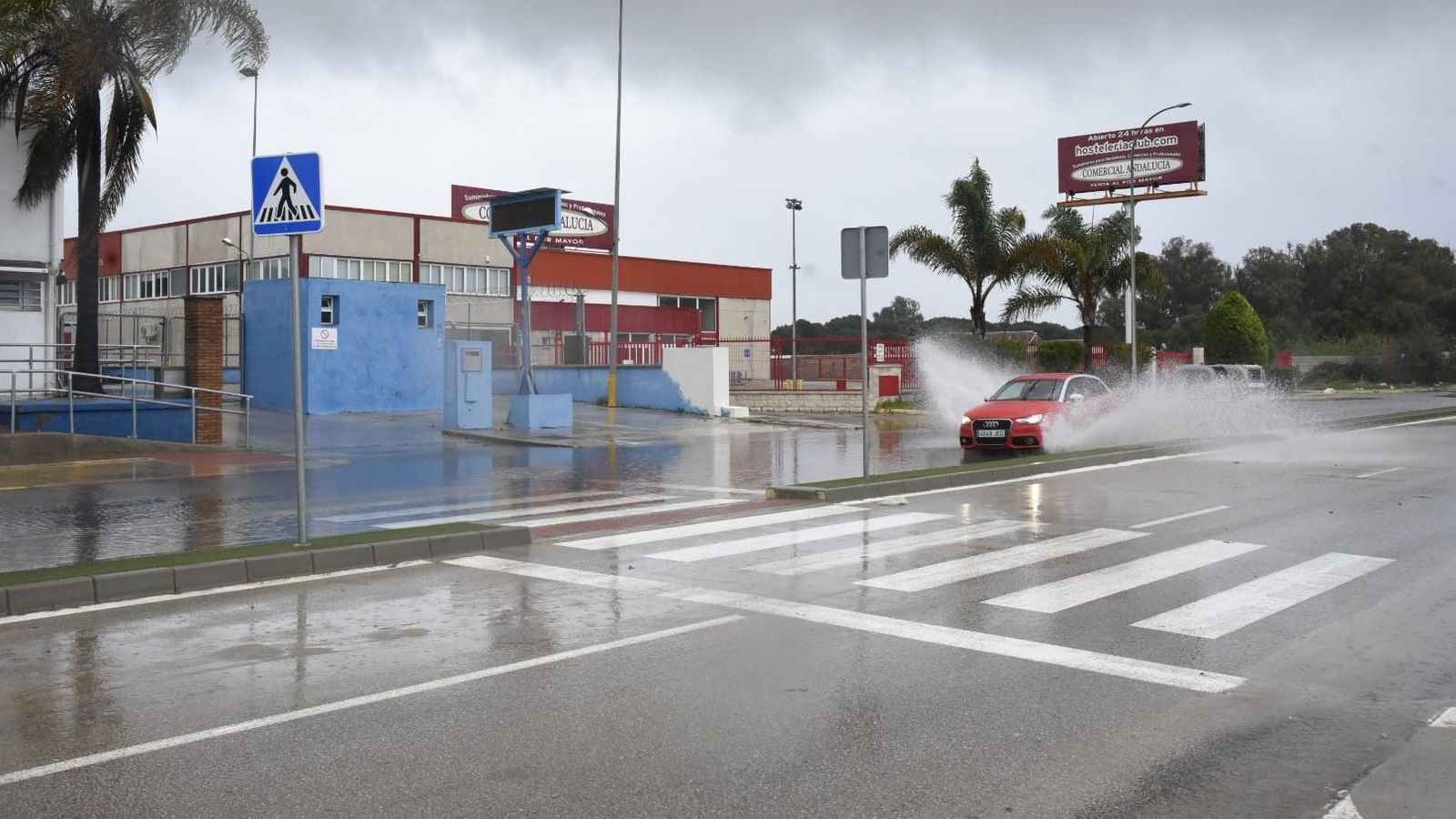 Un coche, sobre una balsa de agua en la Ronda Norte de La Línea