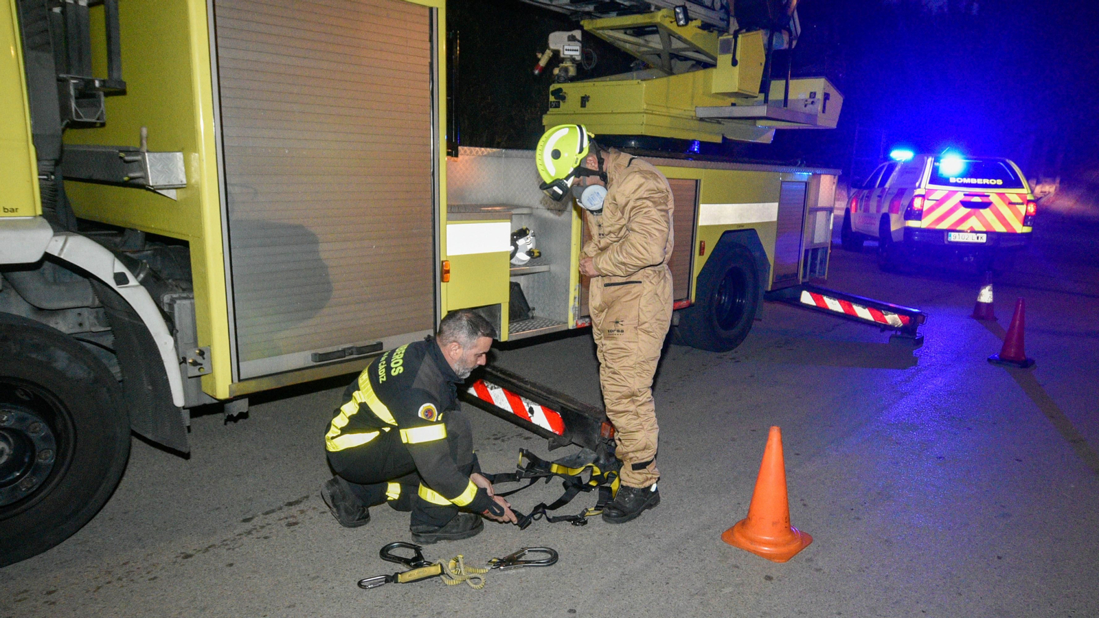 Las fotos de la retirada de un avispero asiático en Los Cortijillos