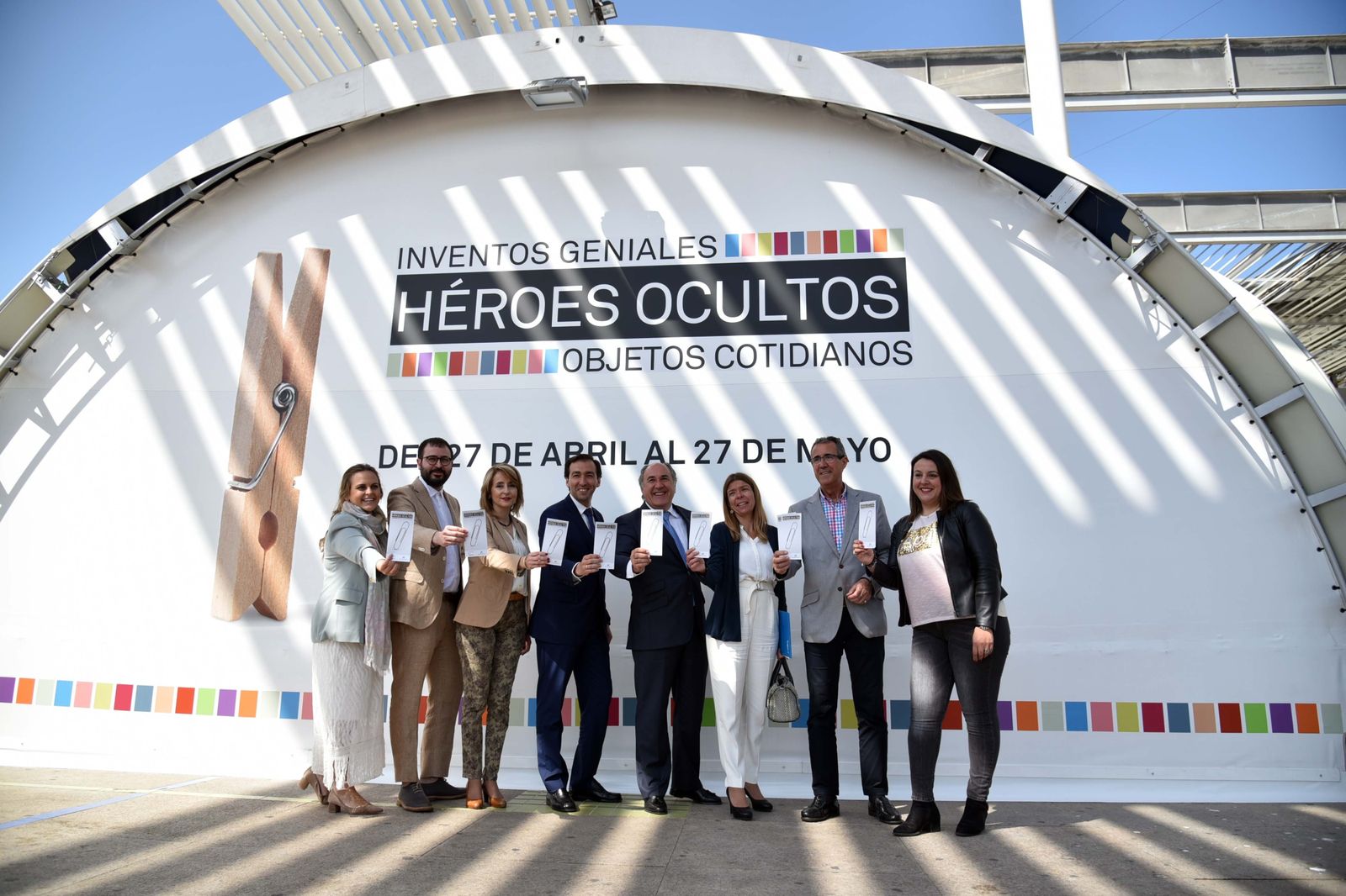 Responsables de Caixabank, la Fundación Cajasol, la exposición y el Ayuntamiento de Algeciras posan ayer en la Plaza de Andalucía.