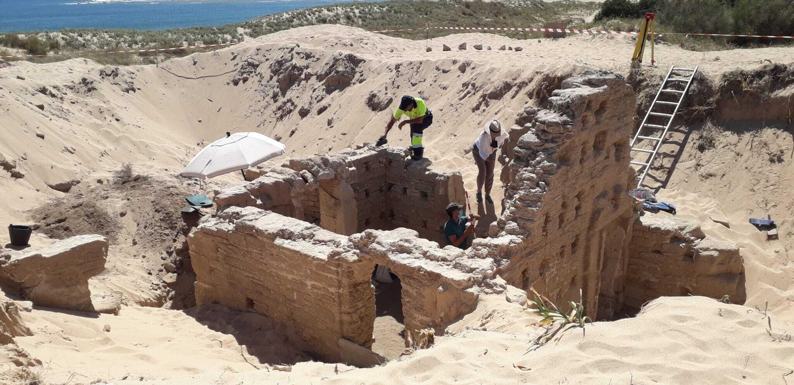 Excavación de las termas romanas en los Caños de Meca