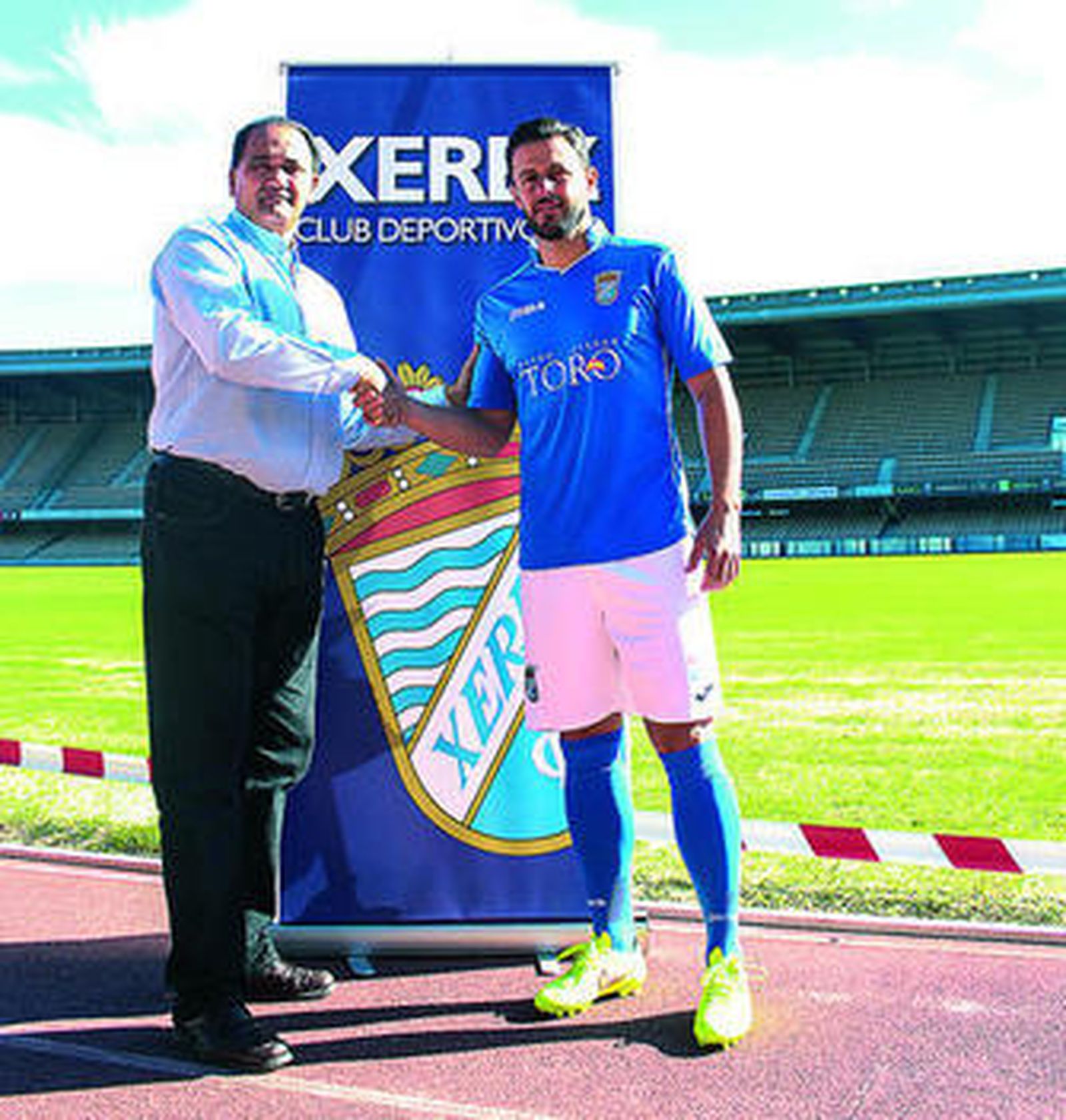 Javier Daniel, ayer en su presentación en Chapín junto a Vargas.