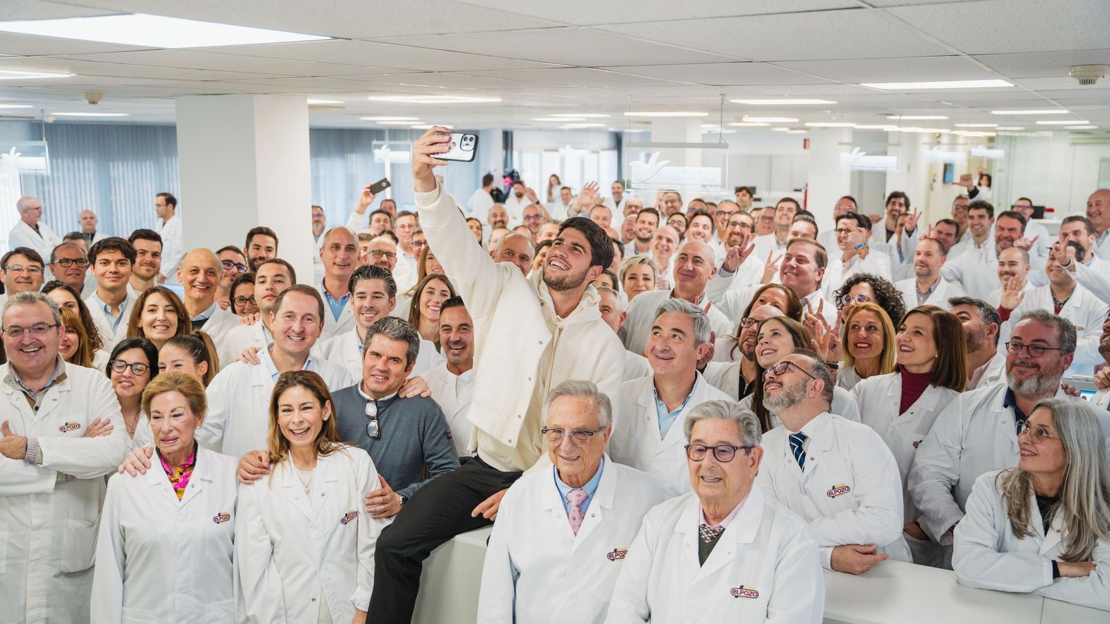 Carlos Alcaraz se hace un selfie con los trabajadores de El Pozo Alimentación
