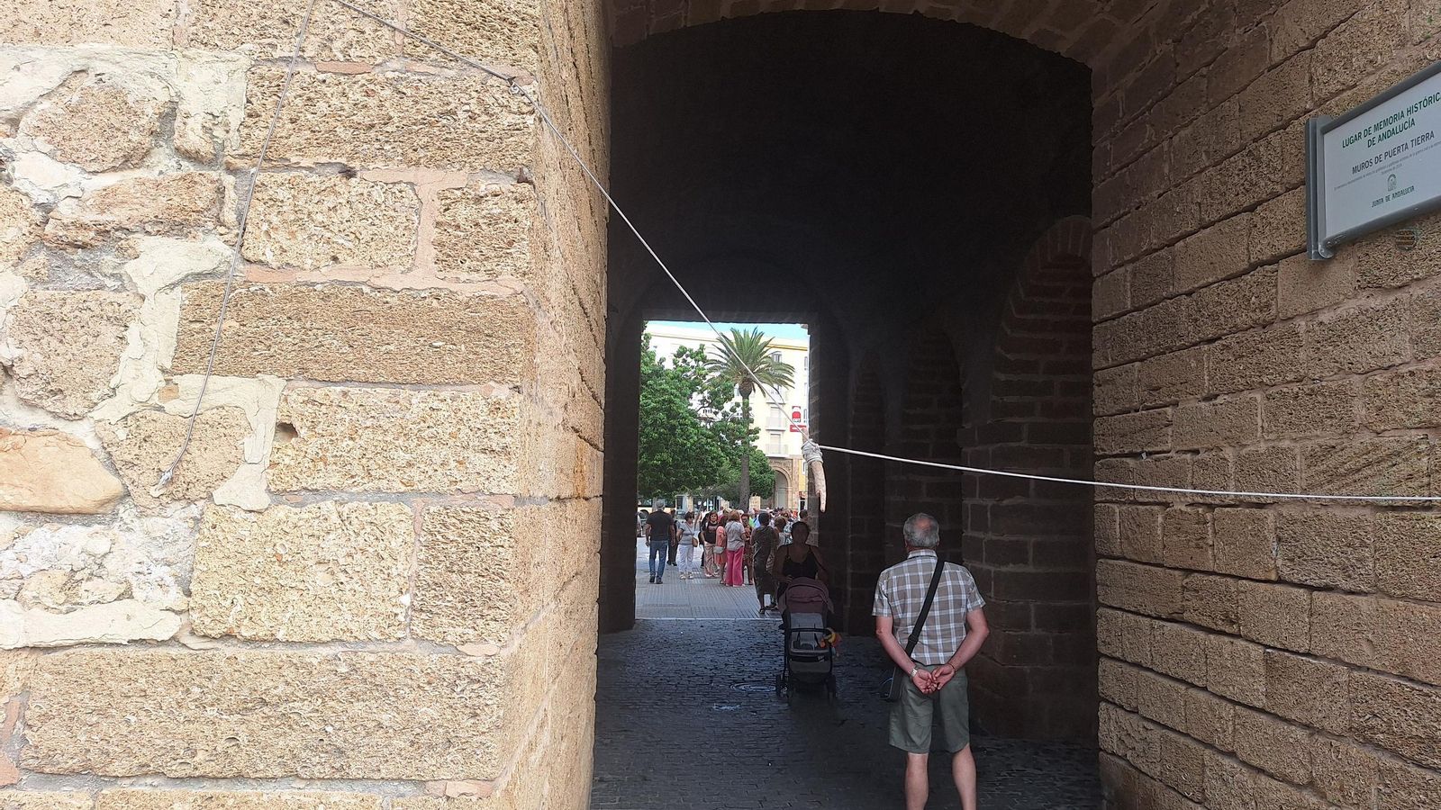 Una de las cuerdas de agarre, sueltas en la entrada a uno de los arcos peatonales de la Puerta de Tierra.
