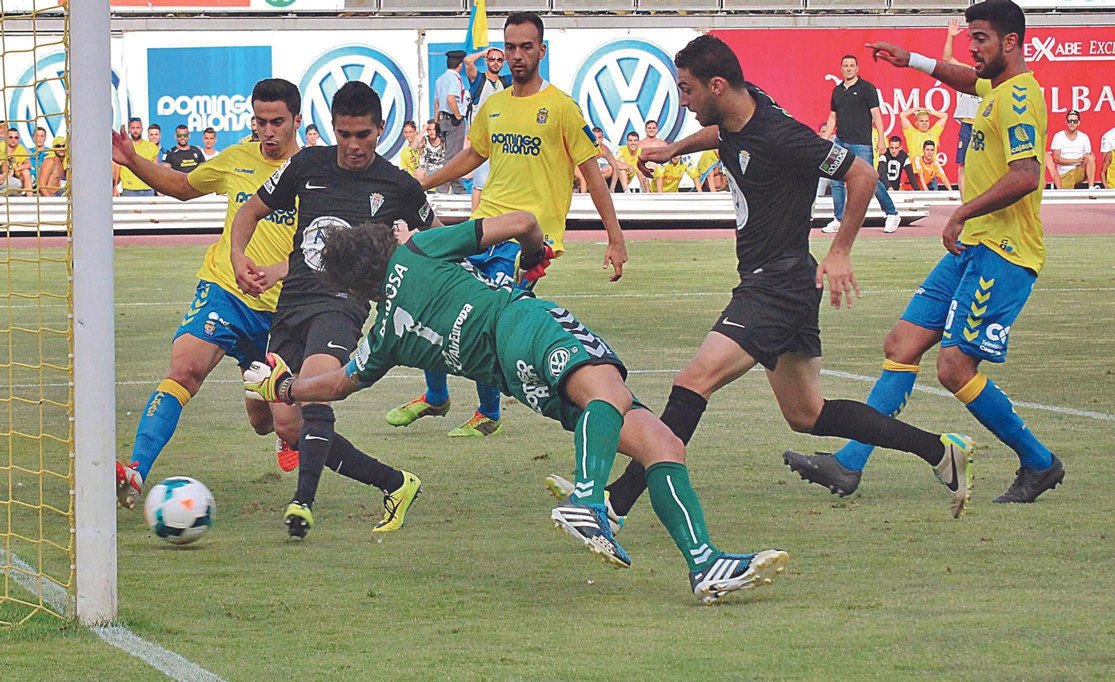 Uli Dávila anota para el Córdoba CF el gol que valió el último ascenso a Primera División de los blanquiverdes, el 22 de junio de 2004.