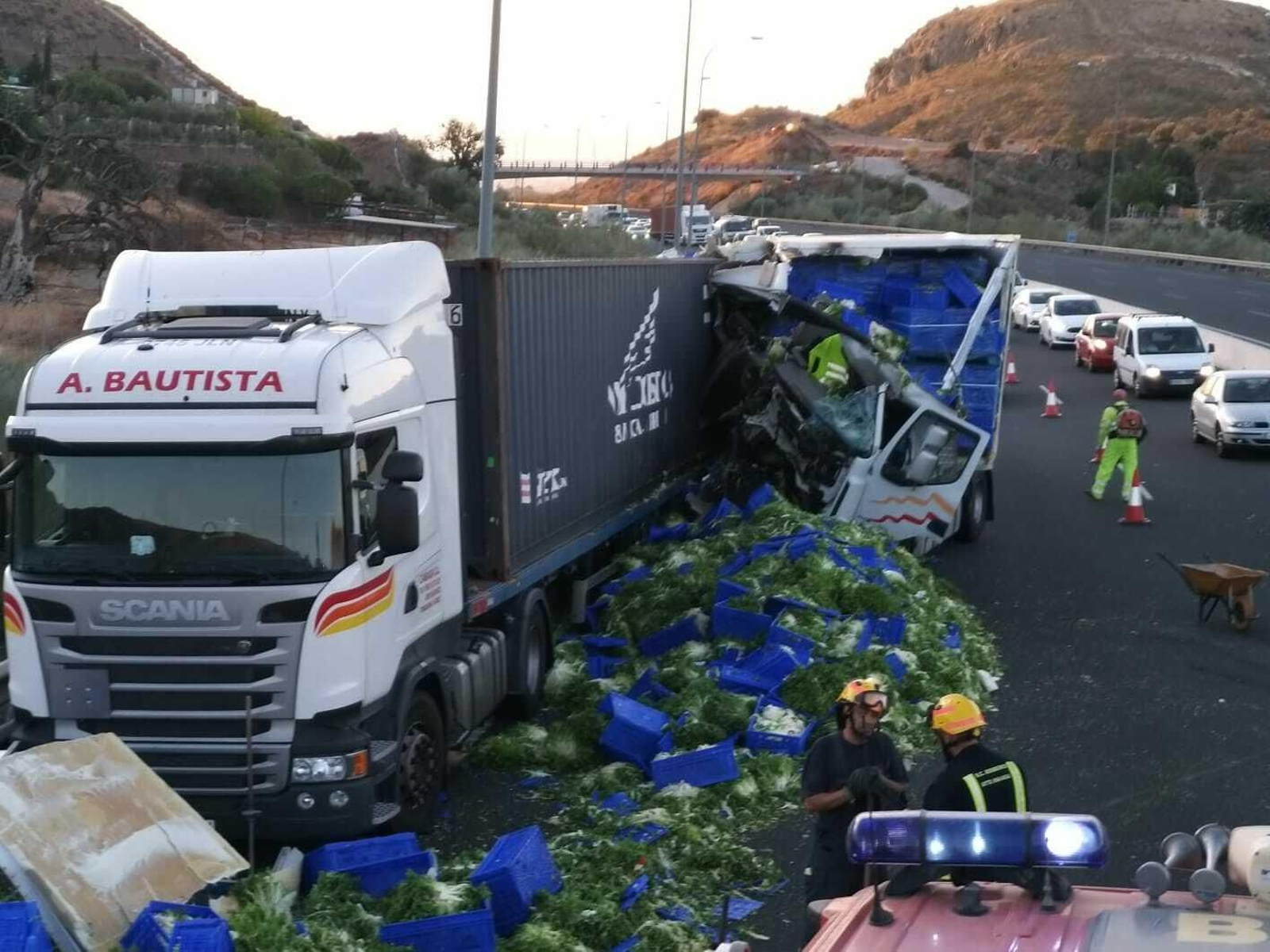 Un accidente  entre dos camiones en la A7 sentido Torremolinos causa 13 kilómetros de retención