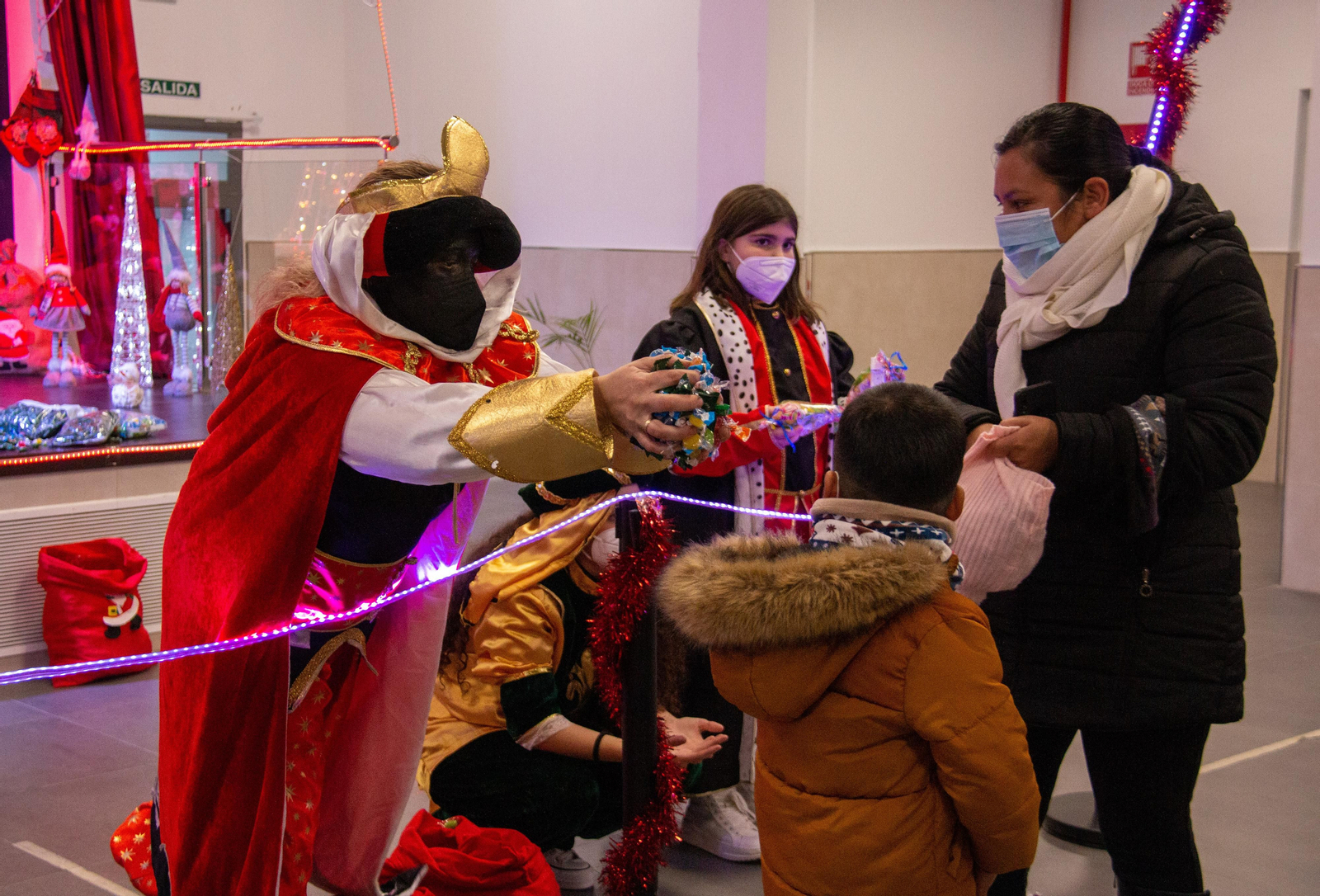 Muchos caramelos para los niños que visitaron a los Reyes  en Carchuna
