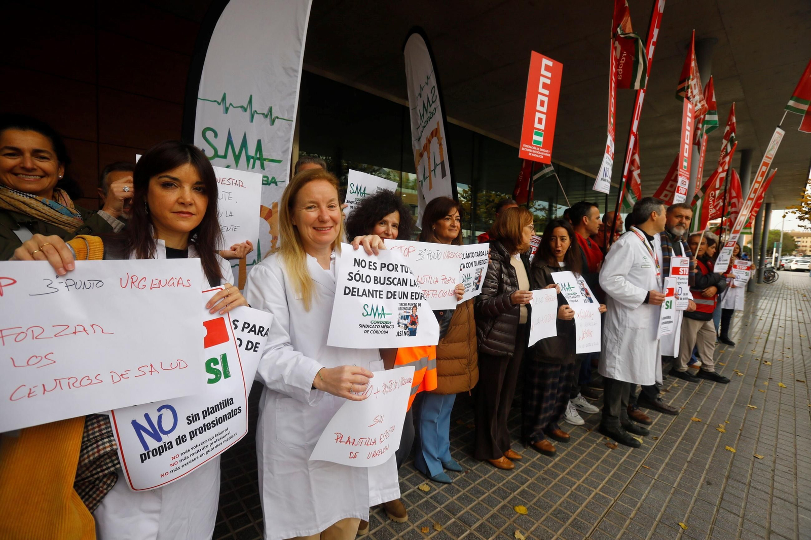 Protesta de médicos de familia de Córdoba por la apertura del tercer punto de Urgencias sin más pesonal.