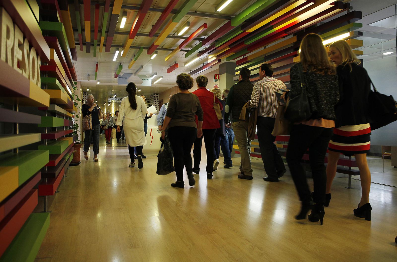 Usuarios y profesionales en el acceso principal del Hospital Macarena.