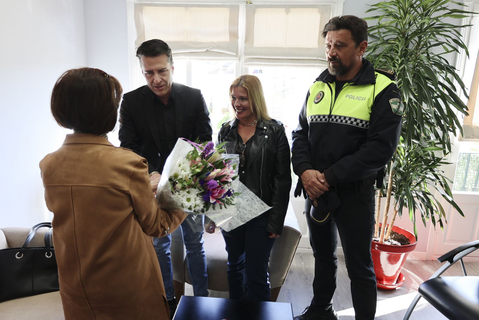 Las autoridades municipales entregan un ramo de flores a Carmen Aragón