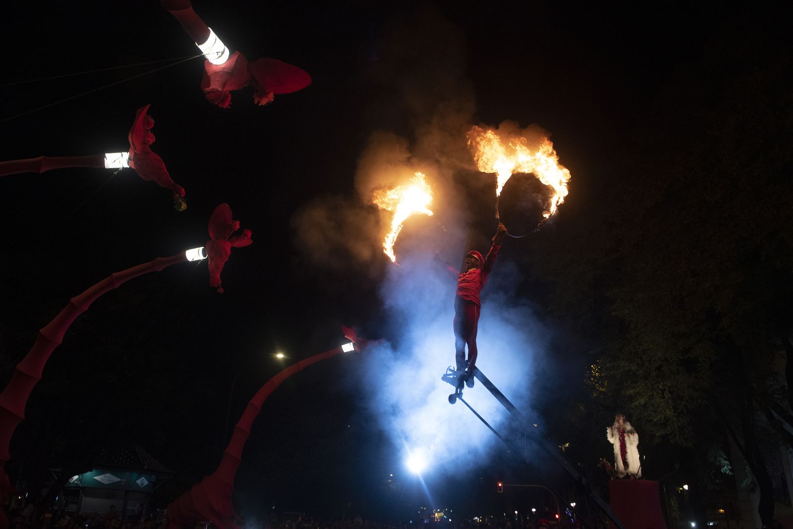Las imágenes del pasacalles con marionetas gigantes de jirafas, por el Paseo de Colón