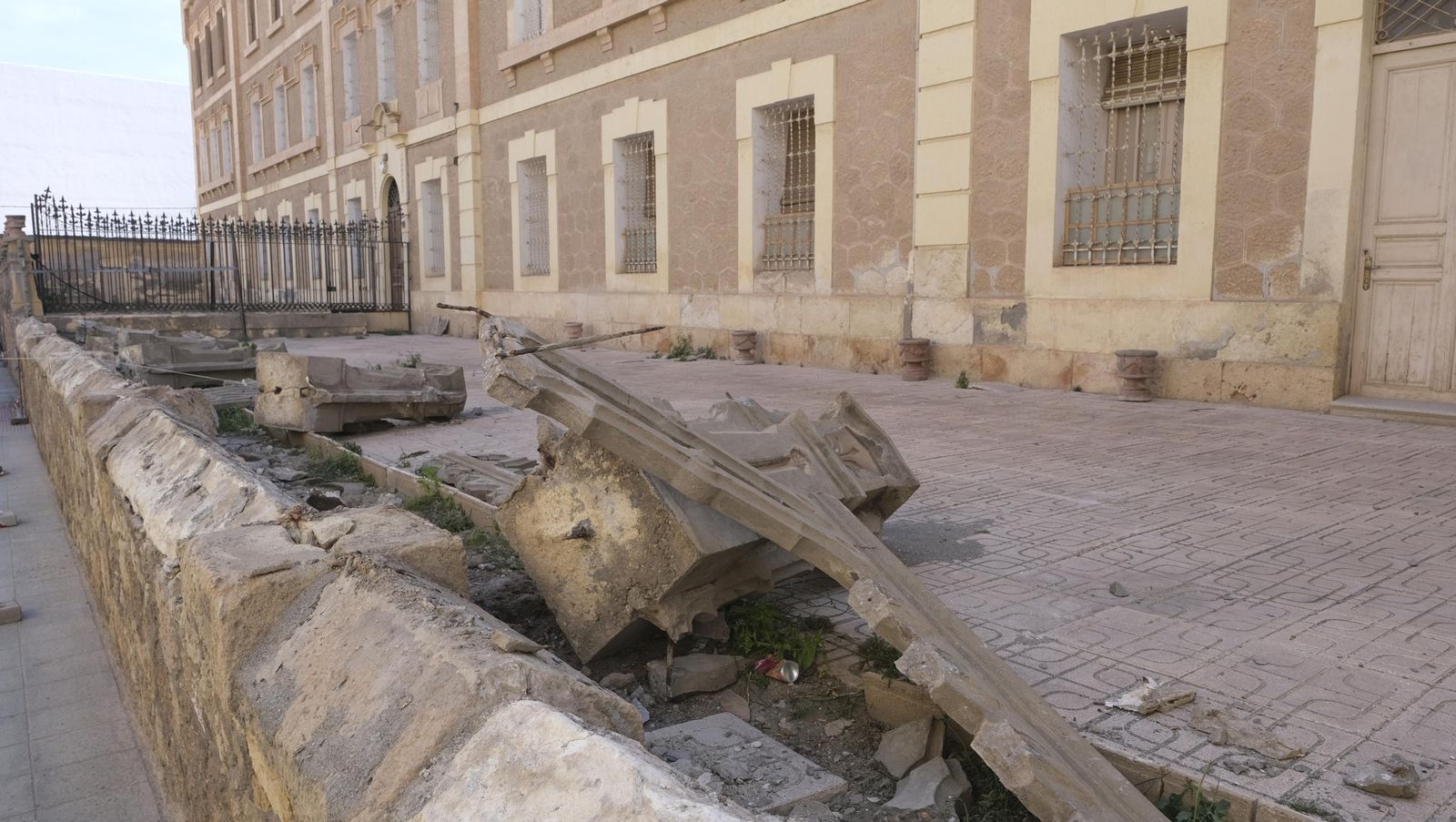 Balaustrada parcialmente derribada