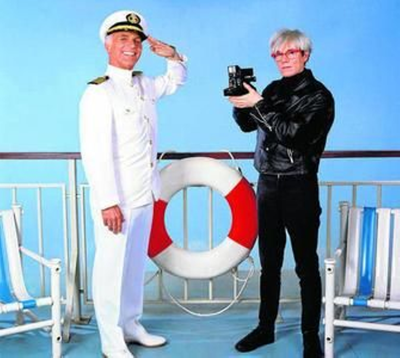 El creador Andy Warhol hace como que fotografía al capitán Stubing (el actor Gavin McLeod).