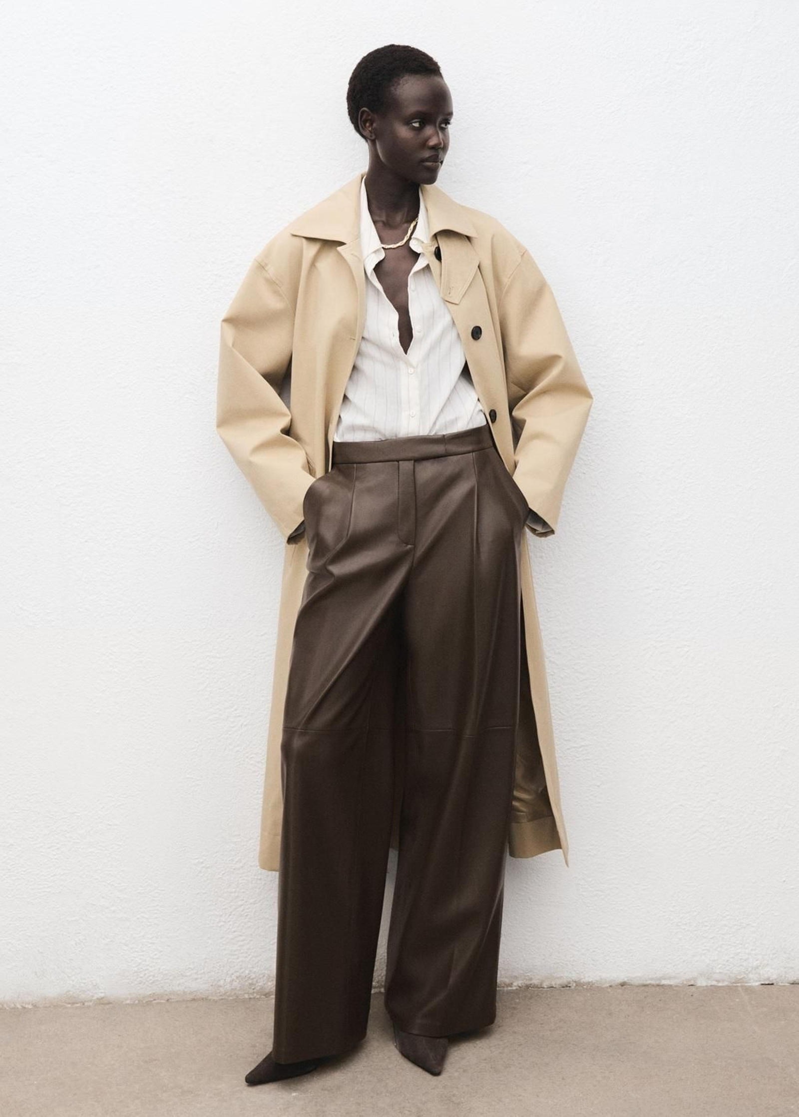 Pantalones en efecto piel de Mango.