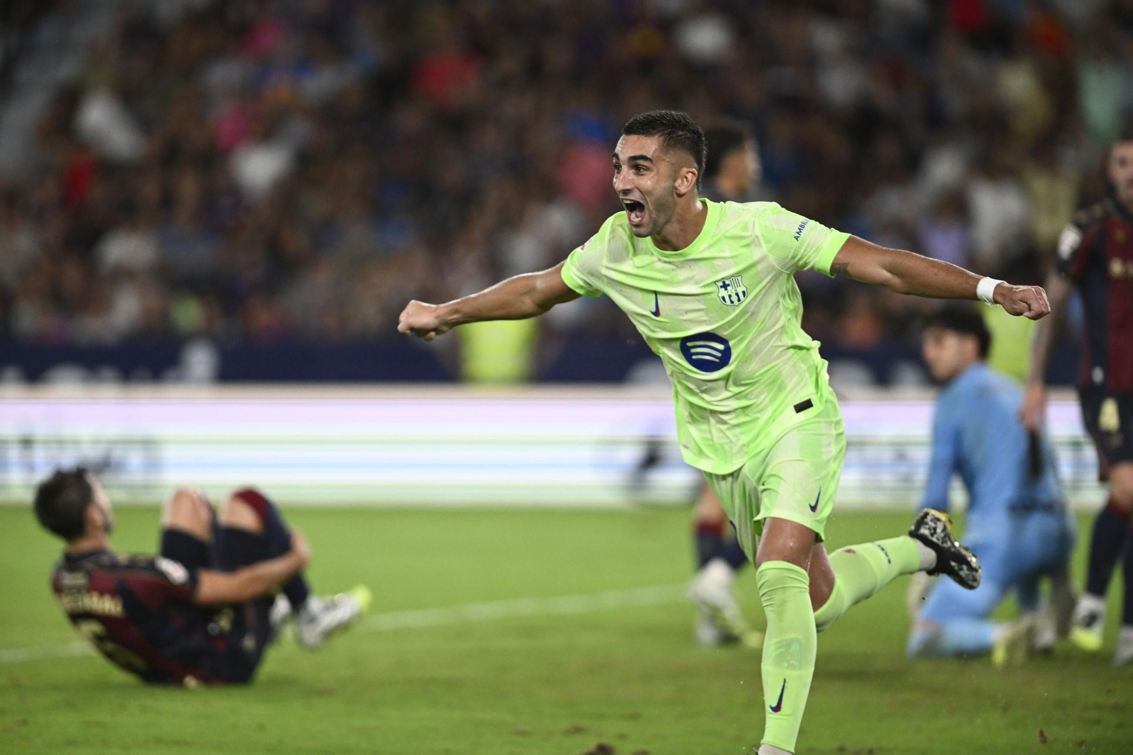 Ferran Torres celebra el gol de la remontada.