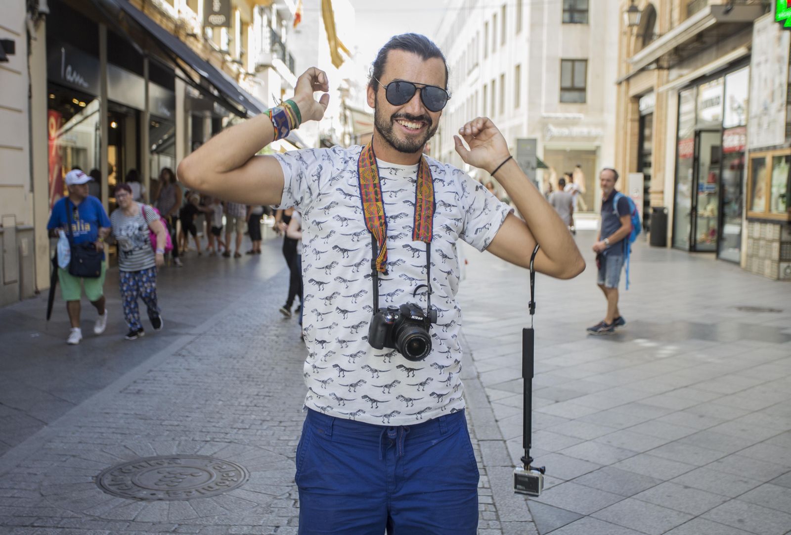 Christian Byfield, en la calle Tetuán, con su inseparable cámara de fotos.