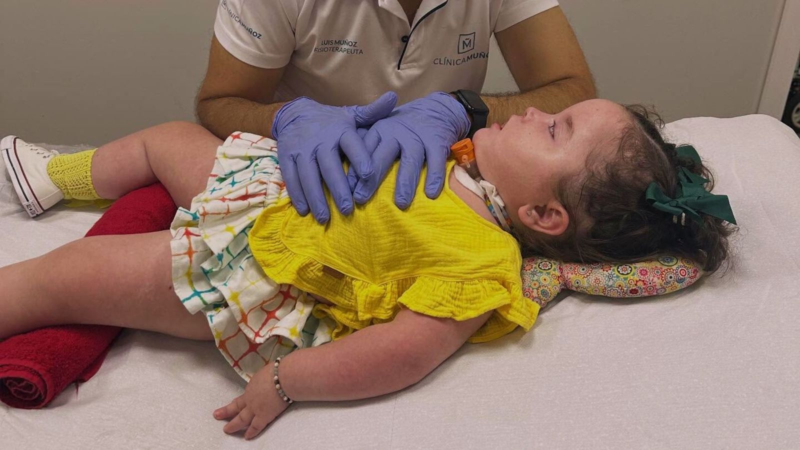 Valentina, de 3 años, en una sesión de fisioterapia en la clínica de Luis Muñoz, en Algeciras.