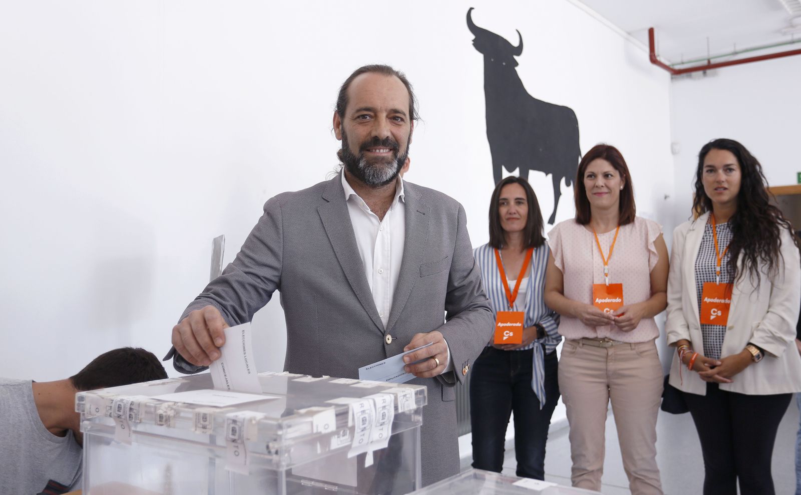 Juan Cassá, el candidato de Ciudadanos a la Alcaldía de Málaga, acude a las urnas