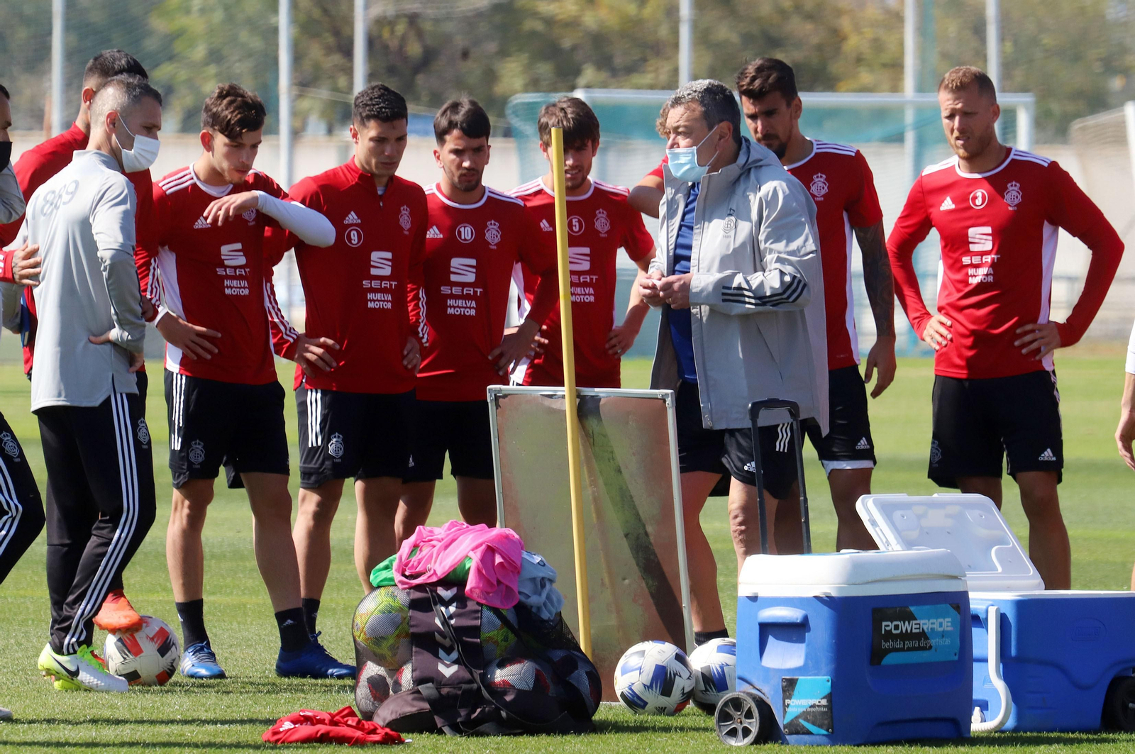 Carlos Pouso habla con sus jugadores en un entrenamiento de la pasada semana.