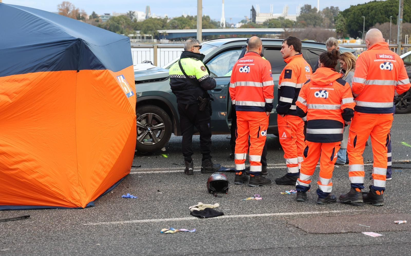 Policías y sanitarios en el lugar del accidente en el que ha muerto Nacho Ansó, director del hotel NH Collection.