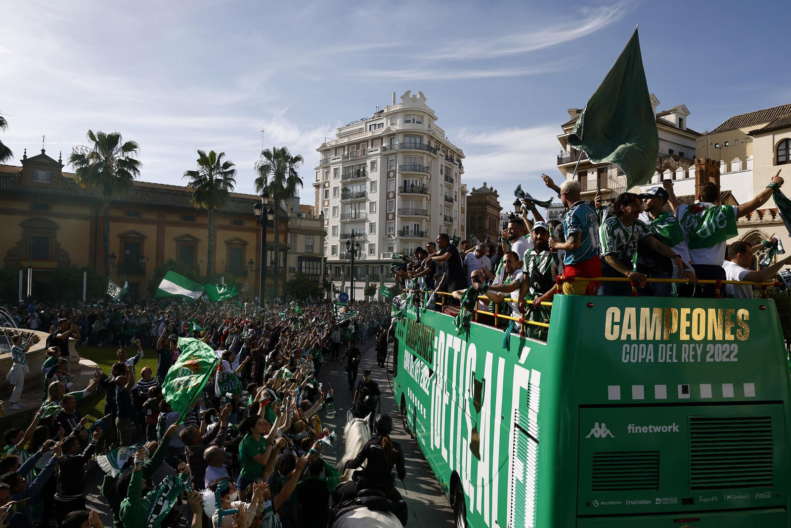 Las imágenes de la celebración del Betis por las calles de Sevilla