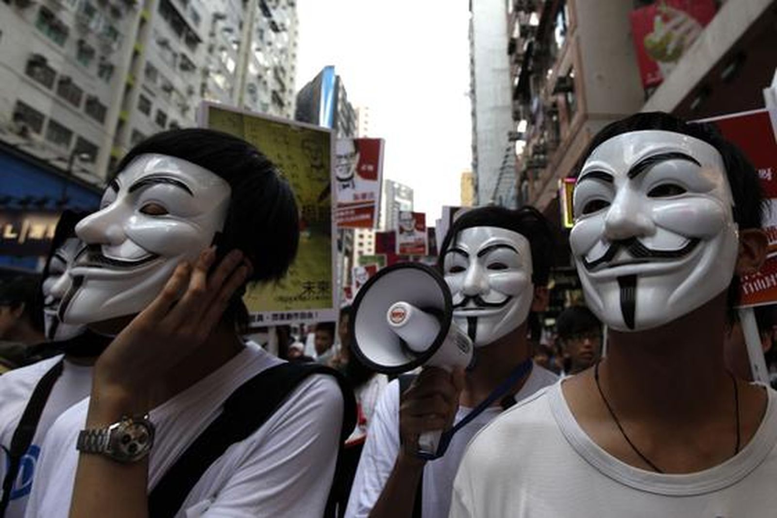Ciudadanos chinos reclaman en Hong Kong un aumento de las libertades individuales y el respeto a los Derechos Humanos. 

Foto: Reuters